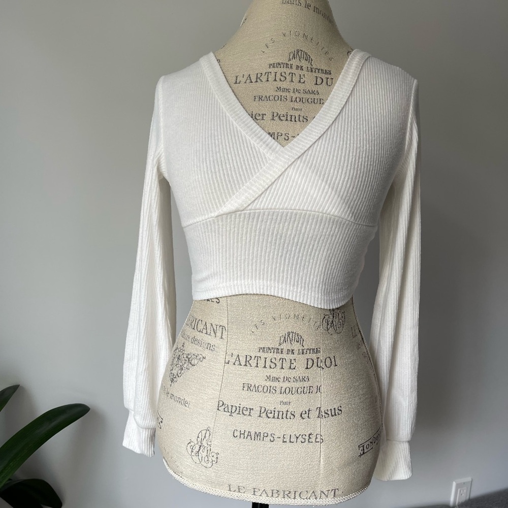 3/22 🧡 V neck white cropped sweater